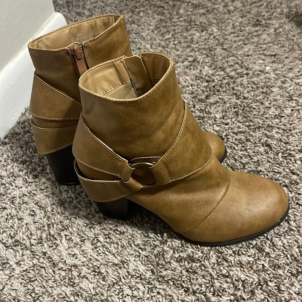 Kisses - heel ankle bootie - tan - 8